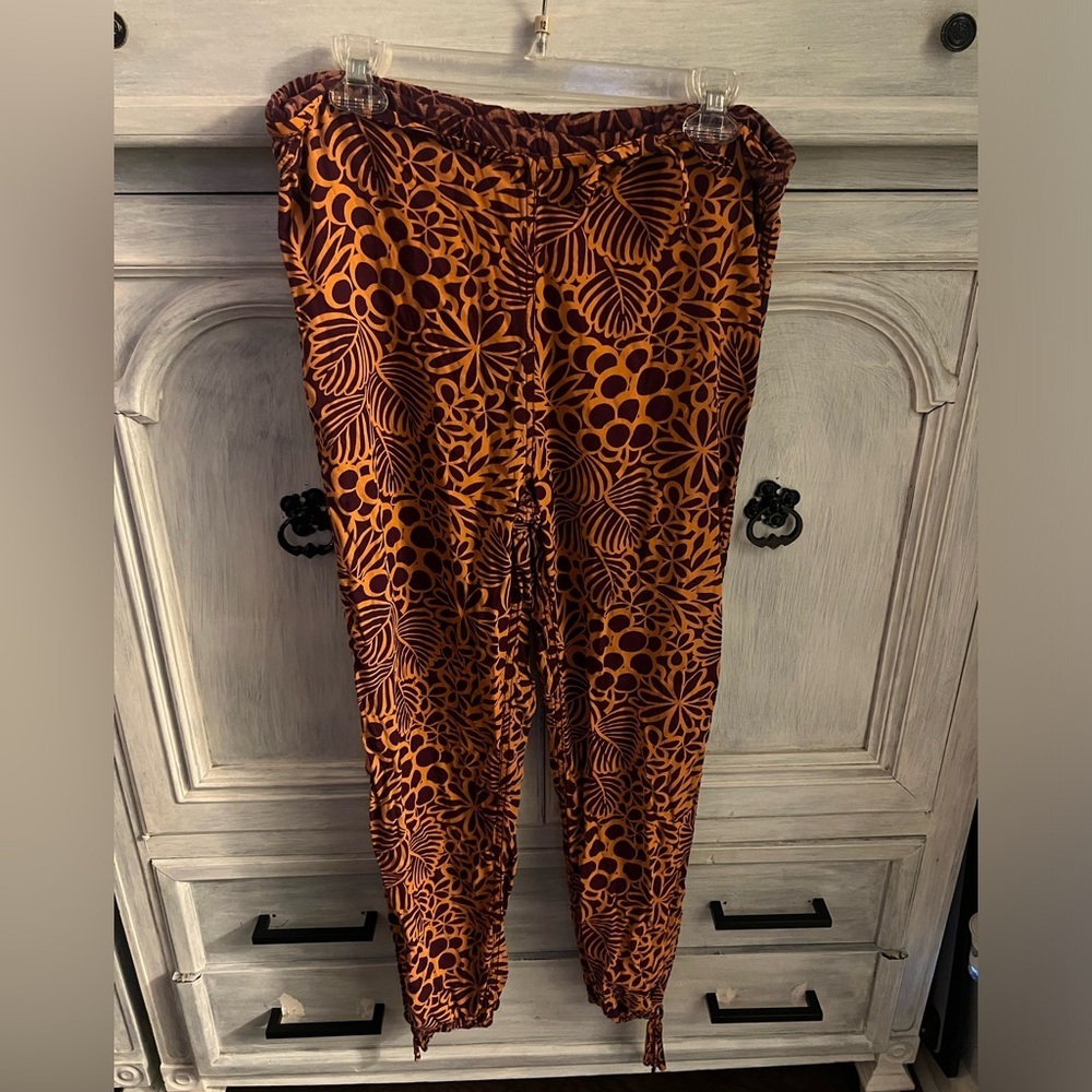 Sundance This Is Paradise Lightweight Palm Printed Relaxed Joggers - Picture 4 of 9